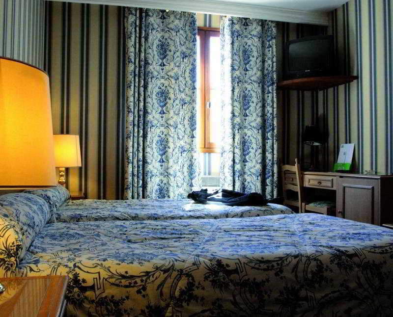 Hotel L'Aragon Carcassonne Oda fotoğraf
